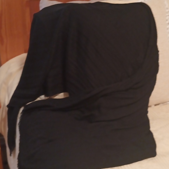 The Calvin Klein black shawl scarf knew without a tag. - Picture 2 of 3